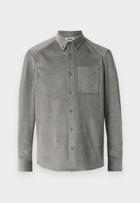 Camisa de corduroy gris de manga larga con un bolsillo frontal, cuello con botón y textura de canalé vertical; corte estándar con cierres de botón.