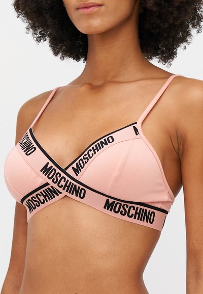 Bralette de algodão rosa com bandas em preto do logo Moschino, copas triangulares e alças finas ajustáveis; textura suave com design cruzado.