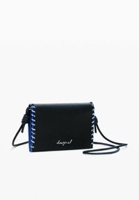 Schwarze Leder-Crossbody-Tasche mit blauen Nähten, rechteckiger Form und silbernem Signatur-Logo auf der Vorderseite.