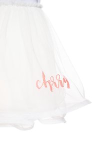 Bílá tylová sukně s průhlednou texturou, s nařaseným páskem a vyšitým nápisem "cherry" ve vínové barvě na spodním lemu.