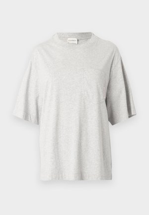 Hall halli puuvillane t-särk ümar kaelusega, lühikeste varrukatega ja vasakul rinnataskuga. Omaduseks on väike silt küljelõhiku juures.