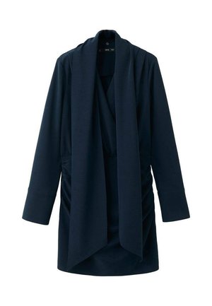 Abrigo envolvente azul marino con mangas largas, frente drapeado y detalles fruncidos en los lados, hecho de una tela suave y texturizada.