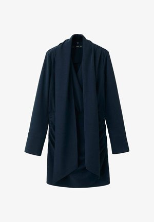 Abrigo envolvente azul marino con mangas largas, frente drapeado y detalles fruncidos en los lados, hecho de una tela suave y texturizada.
