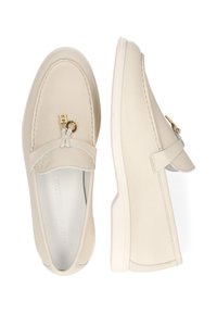 Beige læderloafer med struktureret finish, med en gulddetalje i hardware og en fleksibel hvid sål.