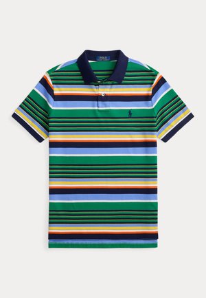 Polo con cuello azul marino con rayas horizontales en verde, azul, amarillo, naranja y blanco, con un logo bordado en el pecho.