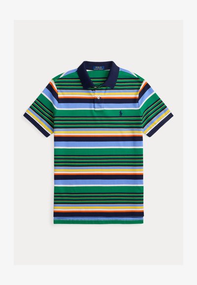 Pikétrøye med marineblå krage og horisontale striper i grønt, blått, gult, oransje og hvitt, med en brodert logo på brystet.