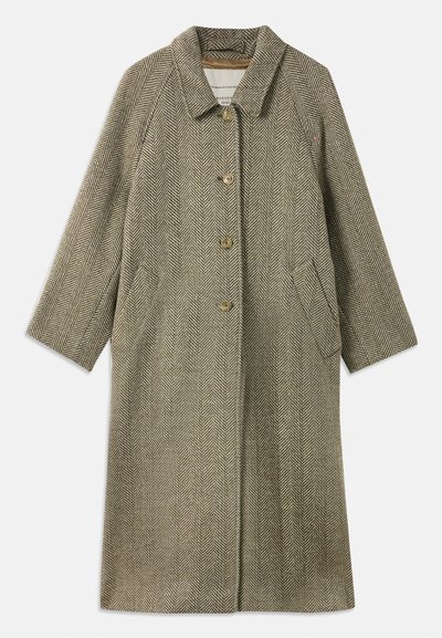 Manteau à motifs en chevrons de couleur vert olive. Doté d'un col, d'une fermeture à trois boutons à l'avant et de poches latérales. Tissu lisse et texturé.