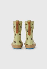 Bottes en caoutchouc vertes avec des motifs de bogues marron, semelles beiges et traction bleue. Présentent une sangle marron et un logo de marque en relief sur le côté.