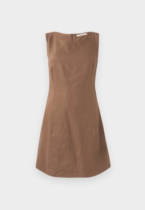 Robe en lin marron à design sans manches, avec un col bateau et une fermeture éclair discrète au dos. Forme structurée avec des coutures latérales.