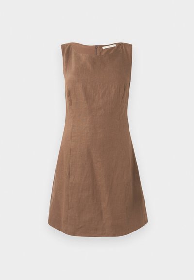 Καφέ λινό φόρεμα με άνευ μανικιών σχέδιο, διαθέτοντας στρογγυλή λαιμόκοψη και διακριτικό φερμουάρ στην πλάτη. Δομημένο σχήμα με πλευρικές ραφές.