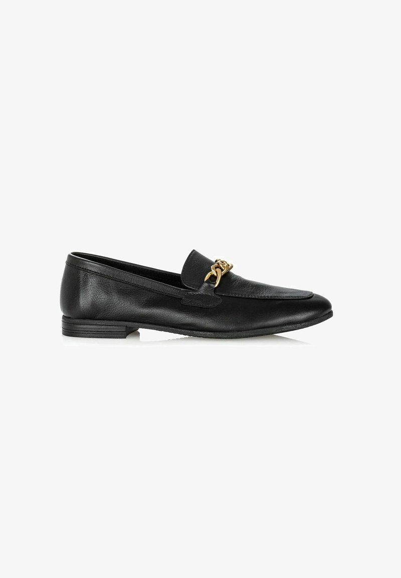 Mocassin en cuir noir avec un petit talon et un détail de chaîne dorée sur le dessus, présenté en vue latérale sur fond blanc.