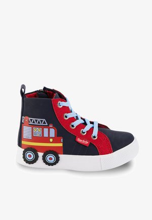 Hoogtop kindersneakers van synthetisch materiaal in rood en marineblauw, met een brandweervoertuigontwerp, lichtblauwe veters en zwarte rubberen wielen.