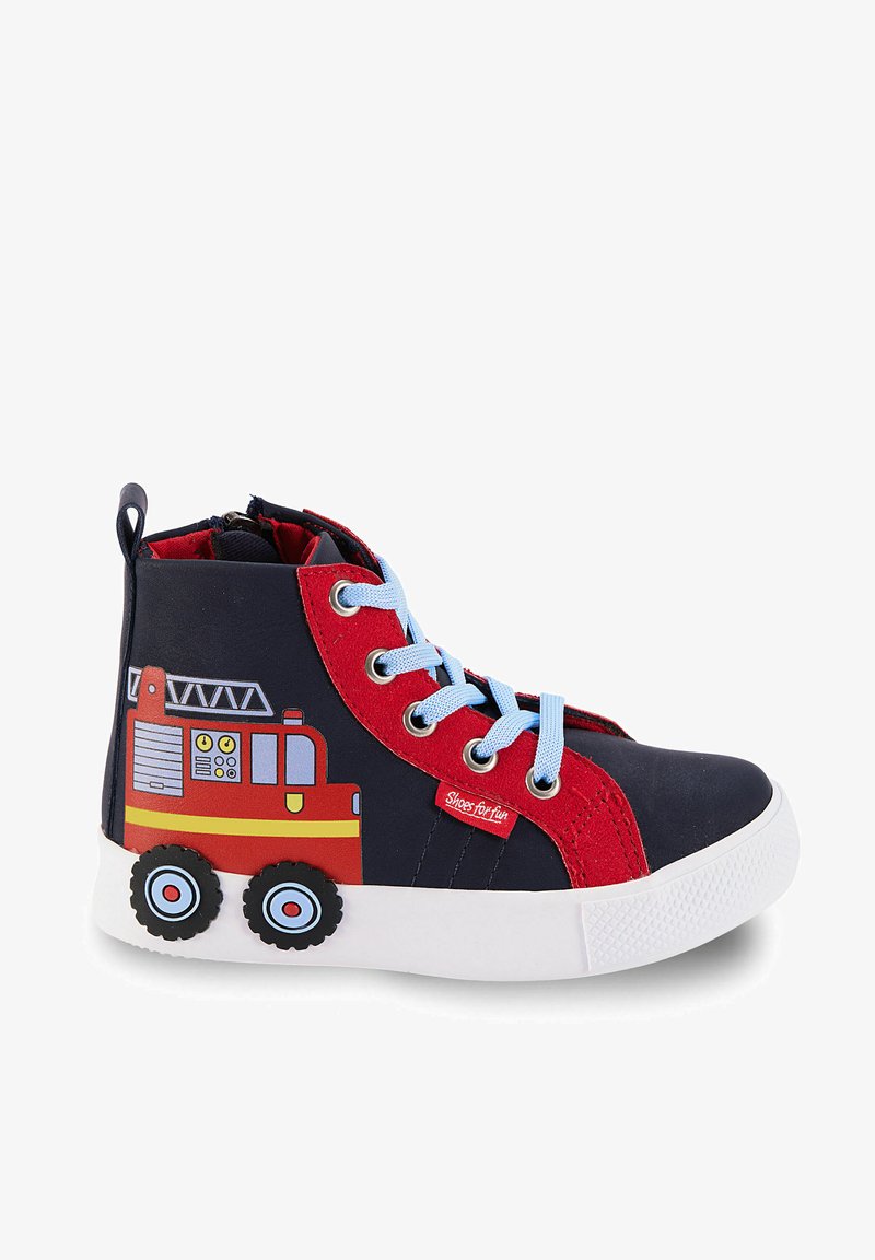 Dětské sneakers s vysokým střihem vyrobené z červeného a námořnického syntetického materiálu, s designem hasičského auta, světle modrými tkaničkami a černými gumovými koly.