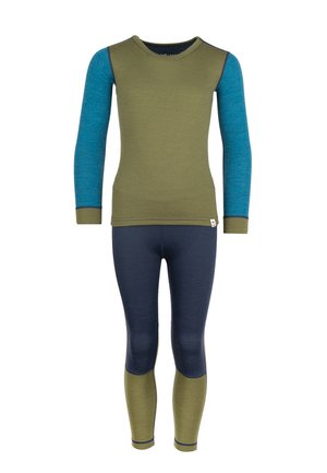 Langärmeliges Thermooberteil mit olivfarbenem Körper, blauen Ärmeln und passenden Thermoleggings in Marineblau und Oliv, entworfen für kalte Wetterbedingungen.