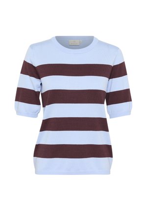 Pull tranquille de couleur bleu clair, avec des rayures horizontales marron foncé, à manches courtes et avec un col côtelé, fabriqué en matériau tricoté doux.