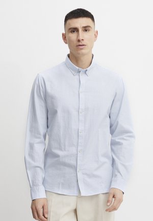 Lyseblå og hvitstripet skjorte med knapper, lange ermer og krage; har en glatt overflate og klassisk design.