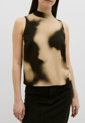 Mouwloze zijden top met een abstract patroon in bruin en beige, met een hoge halslijn en een ontspannen pasvorm, aangevuld met een soepele textuur.
