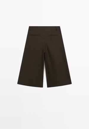 Shorts marron foncé à larges jambes, longueur genou, avec poches passepoilées à l'arrière et passants pour ceinture, posés à plat sur fond blanc.