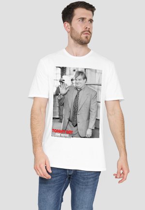 Weißes Baumwoll-T-Shirt mit einem schwarz-weißen Grafikbild eines Mannes im Anzug und mit Krawatte, mit rotem Text "TOMMY BOY (DER FILM)."