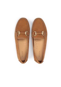 Mocassini in suede marrone con accenti in hardware dorato, punta rotonda e dettagli cuciti. L'interno presenta perforazioni per la ventilazione.