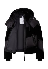 Sort pufferjakke med høj krave, strukturerede velour accenter, justerbar hætte, frontlynlås og lynlåslommer på siderne. Foret er lavet af glat stof.