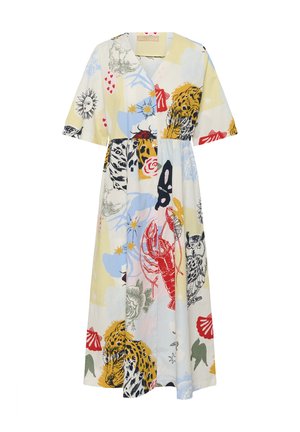 Abito midi con maniche corte caratterizzato da stampe colorate di leopardo, aragosta, gufo, sole e motivi floreali su sfondo chiaro.