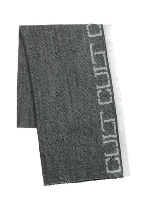 Coperta grigia tessuta con un tessuto testurizzato, bordi frangiati bianchi e un motivo ripetuto "CULT" di un grigio più chiaro lungo un lato.