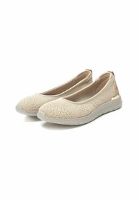 Zapatos mocasines de color beige claro con parte superior de punto transpirable, punta redondeada, diseño texturizado y suela de goma flexible. Sutiles acentos metálicos.