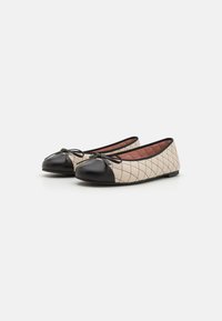 Ballerinas mit einem beigen, gesteppten Muster, einer schwarzen Leder-Zehenkappe und Details, die vorne mit einer Schleife und einem glatten Innenraum ausgestattet sind.