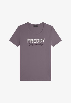 Maglietta in cotone viola con scollo rotondo. Sul davanti è presente il testo "FREDDY" in bianco e "Cogli l'attimo" in un font corsivo nero.