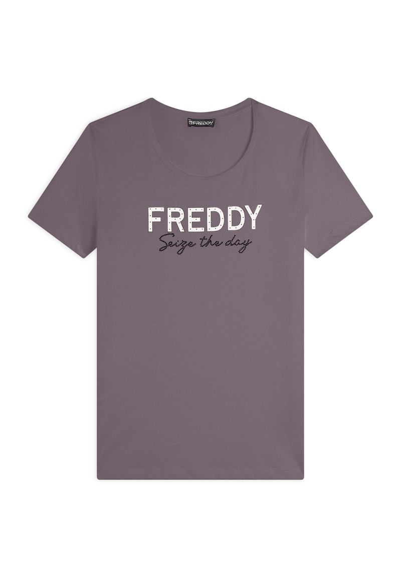 T-shirt en coton violet avec un col rond. L'avant présente le texte "FREDDY" en blanc et "Sautez sur l'occasion" en police cursive noire.