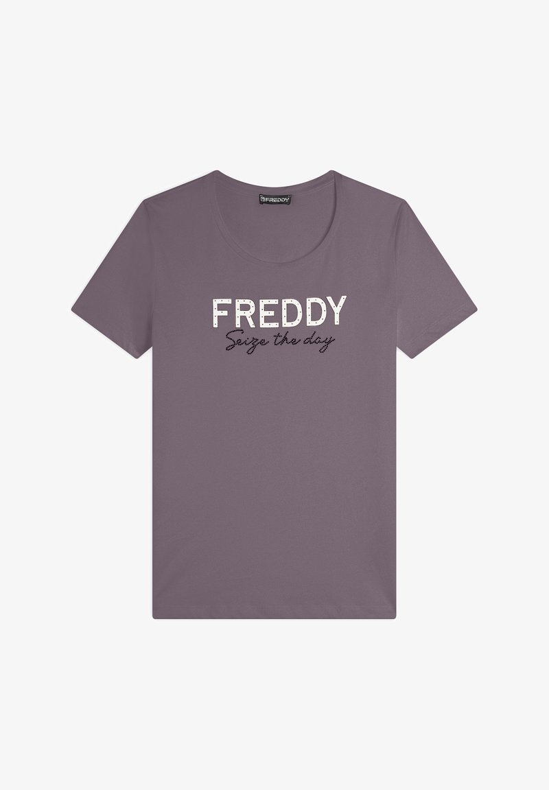 Camiseta de algodón morada con escote redondo. En la parte frontal destaca el texto "FREDDY" en blanco y "Aprovecha el momento" en una fuente cursiva negra.