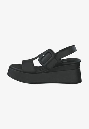 Zwarte platform sandalen met een slank, gebogen ontwerp, voorzien van een brede gesp, open teen en een textured zool voor grip.