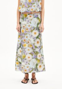 Maxirok met bloemmotief in een zachte stof, met tinten van witte, gele en paarse bloemen, en een trekkoorddetail in de taille.