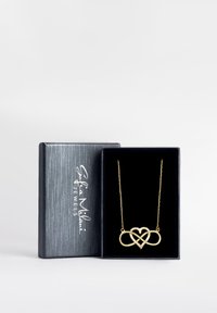 Guldhalskæde med sammenlåste hjerte- og uendelighedssymboler; justerbar kæde; ligger i en sort æske foret med fløjl og med en sølvstribet yderside.