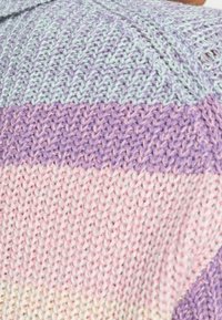 Pull en tricot avec un motif à rayures horizontales dans des couleurs pastel : vert clair, lavande et rose doux. Matière texturée de poids moyen.