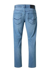 Jeans de mezclilla azul claro con corte recto, que presentan una etiqueta en la cintura y dos bolsillos traseros con detalles de costura en ángulo.