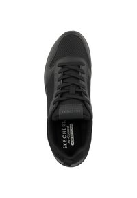 Scarpe sportive nere con sovrapposizione in rete, punta rotonda, design con lacci, interno morbido con etichetta "Air-Cooled Memory Foam" e suola testurizzata.