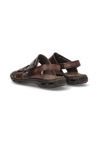 Sandalias de cuero marrón con múltiples correas, plantilla acolchada y suela de goma moldeada que incluye orificios de ventilación y costuras en contraste.