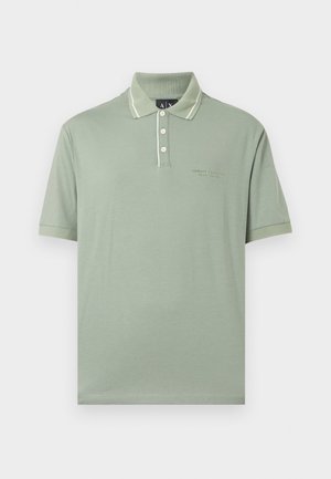 Polo à manches courtes vert clair avec trois boutons blancs, bordure de col blanche et petit logo Armani Exchange sur la poitrine.