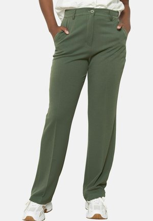Pantaloni verdi con design a gamba dritta, davanti piatto, tasche laterali e chiusura con bottone. Abbinati a sneaker bianche.