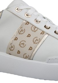 Sneaker bianco con un pannello laterale beige testurizzato che presenta un motivo di logo ripetuto. Dettagli dorati sugli occhielli, con suola in gomma bianca.