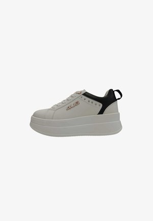 Sneaker platform bianca con dettaglio nero sul tallone, logo "4US" in oro rosa, lacci e linguetta su una suola spessa, vista laterale su sfondo bianco.