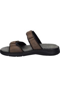 Sandali in pelle marrone con due guarnizioni larghe e una suola color grigio testurizzato, dotati di una suola in gomma nera e dettagli cuciti.