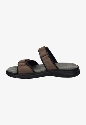 Sandales en cuir marron avec deux larges brides et une semelle intérieure texturée grise, dotées d'une semelle en caoutchouc noir et de détails cousus.