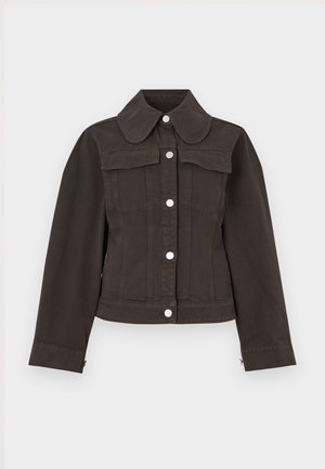 Chaqueta de mezclilla negra con silueta ajustada, gran cuello redondeado, botones delanteros y dos bolsillos en el pecho. Textura suave y diseño entallado.