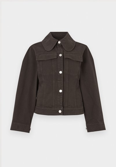 Juoda džinsinė striukė, prigludusi siluetu, su dideliu apvaliu apykakliu, priekiniais mygtukais ir dviem krūtinės kišenėmis. Lygi tekstūra ir siuvimo dizainas.