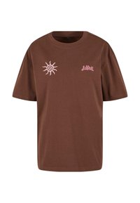 Hnědé bavlněné tričko s kulatým výstřihem, na levém prsu s grafikou růžového spirálového slunce a na pravé straně s logem značky.