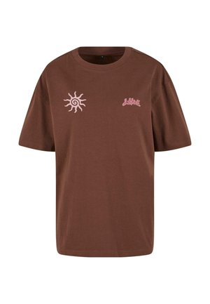 Hnedé bavlnené tričko s okrúhlym výstrihom, na ľavej hrudi s grafickým motívom ružového spirálového slnka a brandingovým textom na pravej strane.