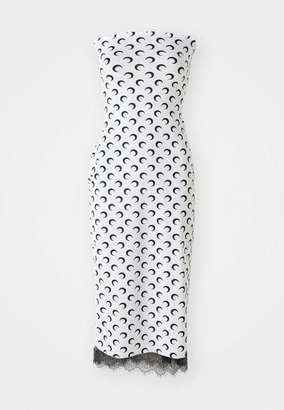 Sydd strapless klänning, vit tyg med svart halvmåne-mönster, spetsdetalj vid fållen, knälång och med en jämn textur.